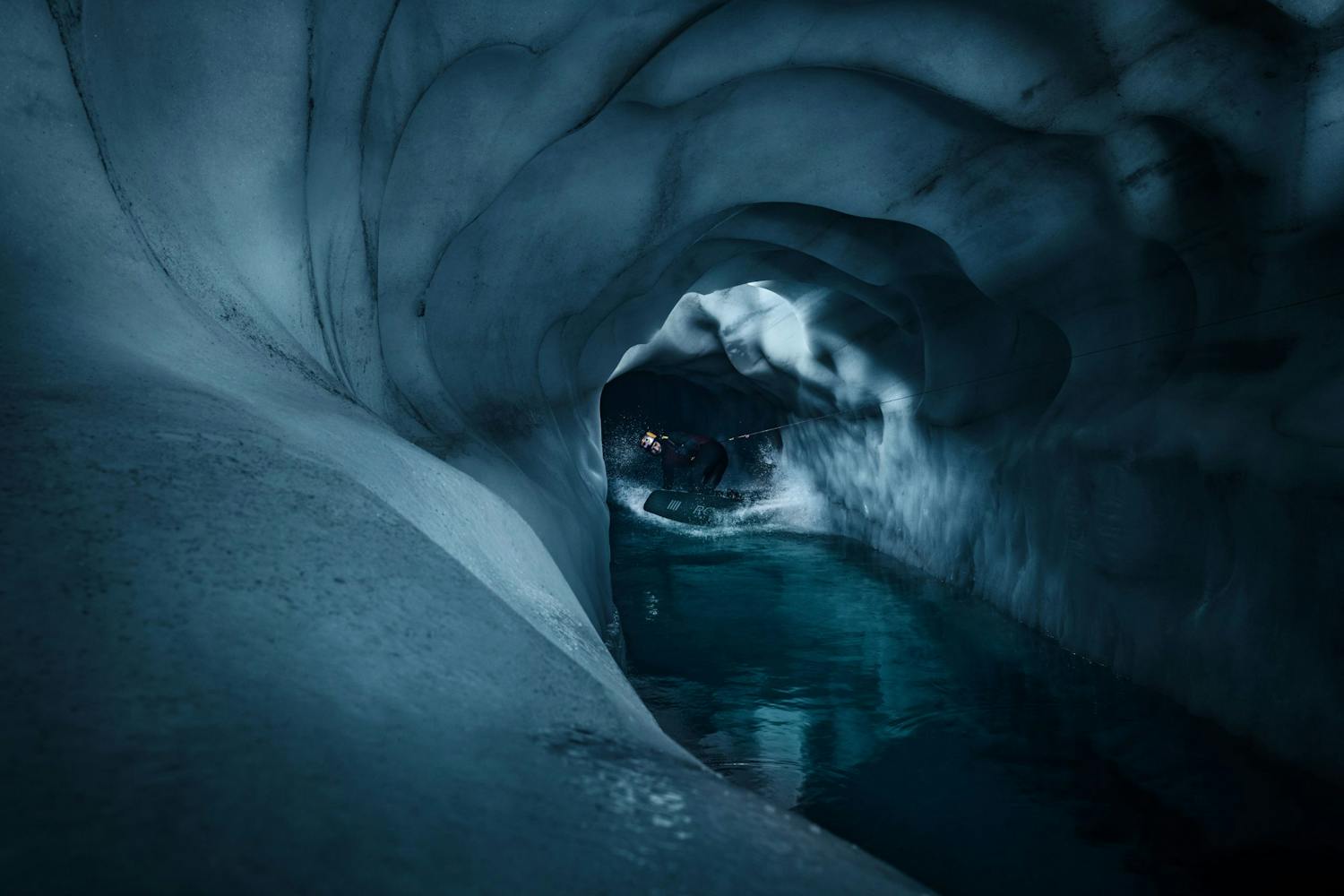 Wake the Glacier Surfing i isgrotte.